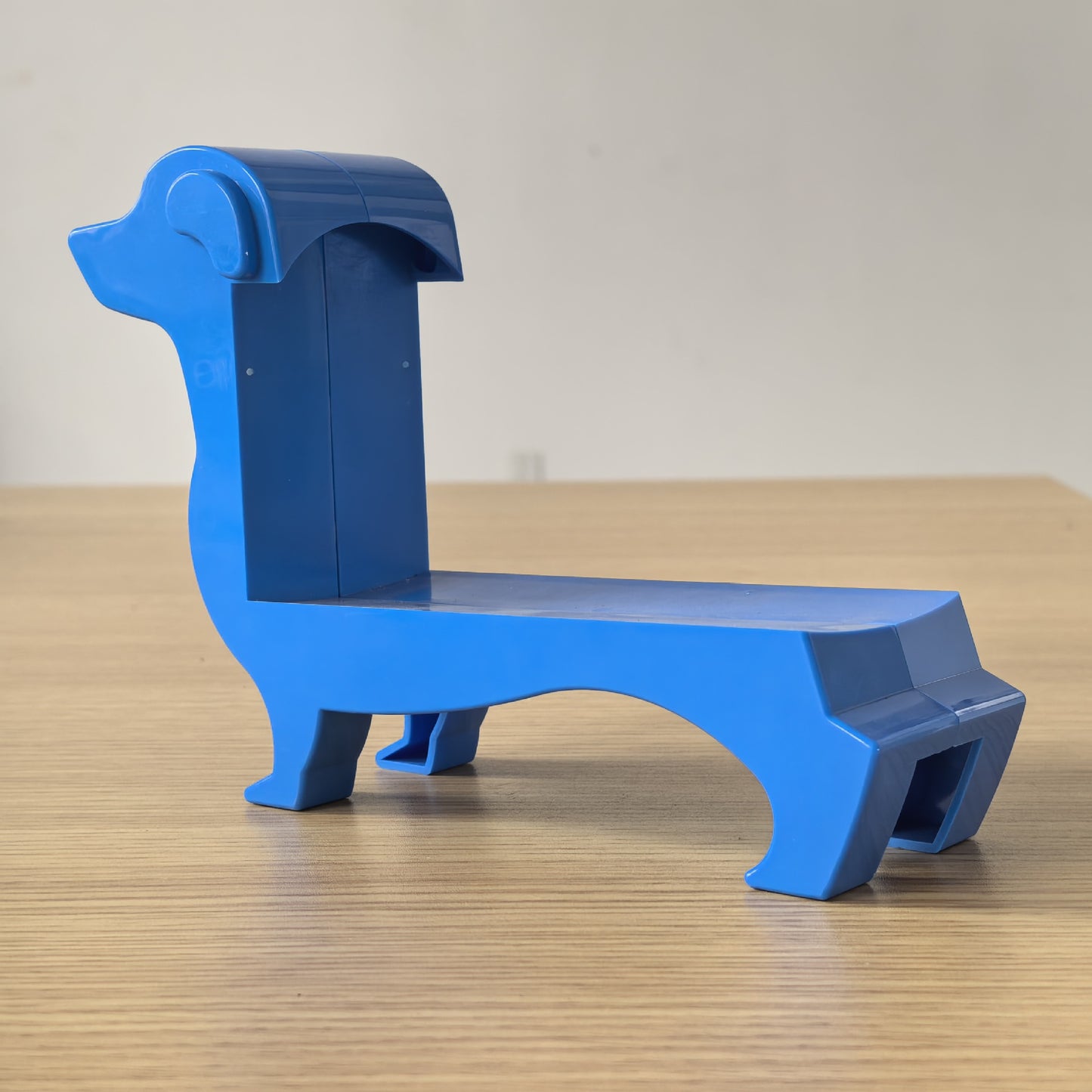 Cross-border spot modern simple desktop red wine dachshund wine rack ornaments plastic red wine display rack red wine rack