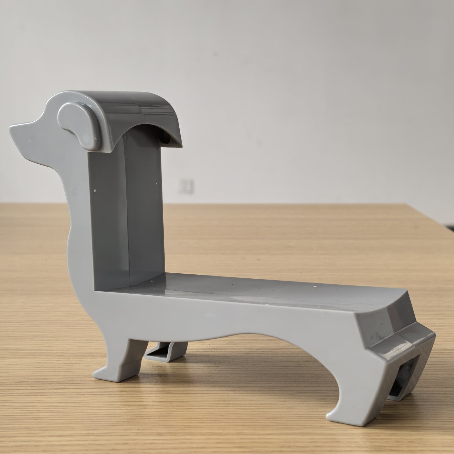 Cross-border spot modern simple desktop red wine dachshund wine rack ornaments plastic red wine display rack red wine rack